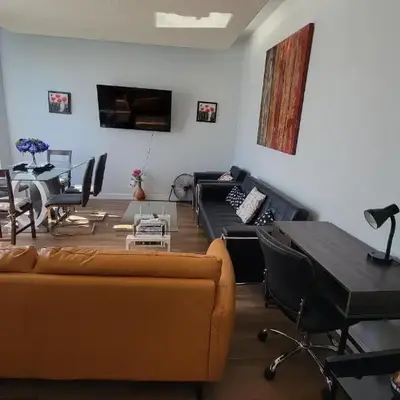 4-Bedroom Home by Downtown and Airport