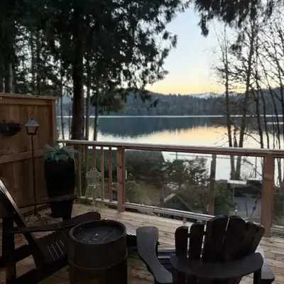 Charming Lakefront 100yr old Railway Cottage