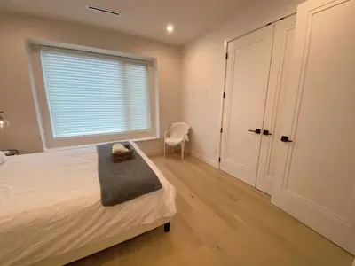 a bedroom with a bed and a window and a chair at \u6e29\u54e5\u534eubc\u5927\u5b66\u522b\u5885 in Vancouver