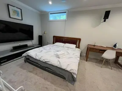 a bedroom with a bed and a desk and a television at \u6e29\u54e5\u534eubc\u5927\u5b66\u522b\u5885 in Vancouver