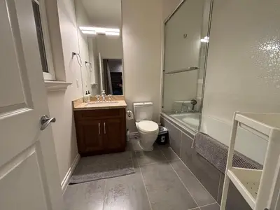 a bathroom with a toilet and a sink and a shower at \u6e29\u54e5\u534e\u6e29\u897f\u522b\u588534 in Vancouver