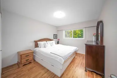 a white bedroom with a bed and a window at Dreamy Garden Arch Spot Cozy 3Bedroom Villa near the Beach in Surrey