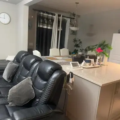 Spacious Bedroom-Near Airport YYC