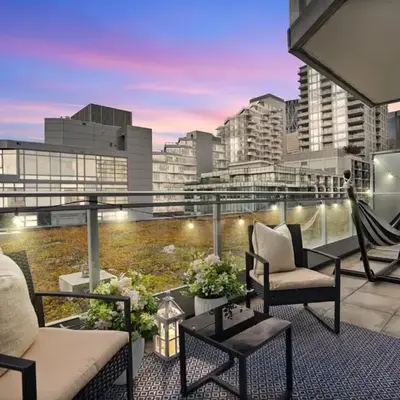 Luxury Waterfront Suite with City Views and AC