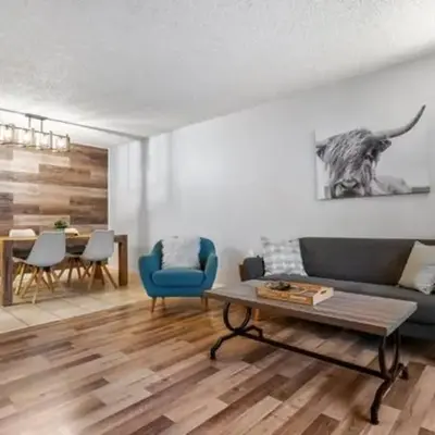 Cozy & Spacious 2BR in Downtown very close to Stampede and 17th Ave with Parking and AC