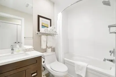 Gallery image of 2BR Lakefront Lux Escape! in Harrison Hot Springs