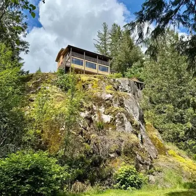 Eagles Nest - epic blufftop cabin Squamish