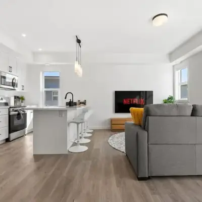 Two Bedroom Townhouse with AC Garage Parking and Wifi