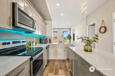 Gallery image of Near Calgary Airport Stylish House with Central AC King Bed Sleeps 6 in Calgary