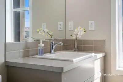 Gallery image of Near Calgary Airport Stylish House with Central AC King Bed Sleeps 6 in Calgary