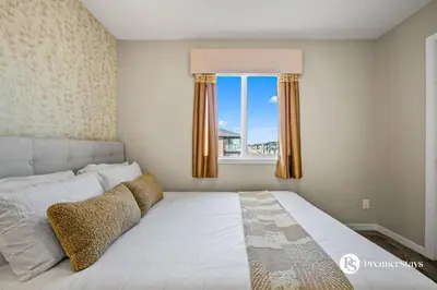 Gallery image of Near Calgary Airport Stylish House with Central AC King Bed Sleeps 6 in Calgary