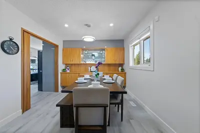 a dining room and kitchen with a table and chairs at Bungalow Southgate University WEM Rogers Place Saville & Snow Resort in Edmonton