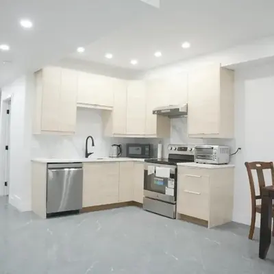 5003R New Luxury Walkout Suite Near Calgary University