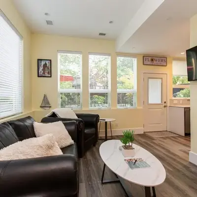 Sidney Solace 1BR Suite Minutes from Waterfront