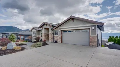 Gallery image of Hot Tub, Pool, City Views, close to Silver Star in Vernon