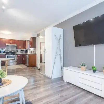 Sleek Modern Escape Suite - Comfort and Style in the City