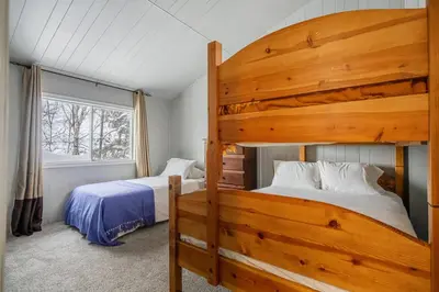 Gallery image of Lakefront Cabin - Cozy Retreat - 5Beds - TV - Wifi in Barrhead