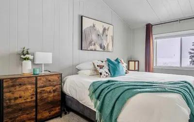 Gallery image of Lakefront Cabin - Cozy Retreat - 5Beds - TV - Wifi in Barrhead