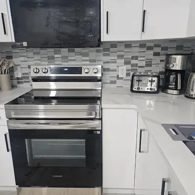 Non Smoking- Stylish Basement Suite Near Airport