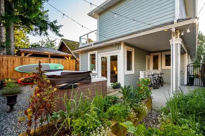 a backyard with a house with a surfboard at World Cup Coastal Getaway in White Rock