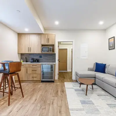 Aurora Lite - Brand new suite with private entrance