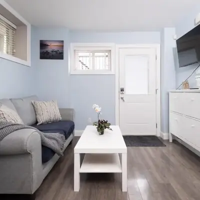 2 bedroom suite Walk to SkyTrain