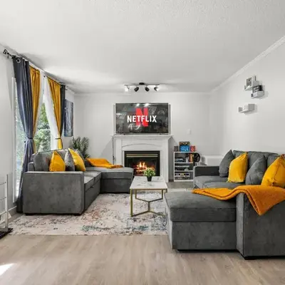 Bright 5-Bed Retreat Near the Zoo and Downtown