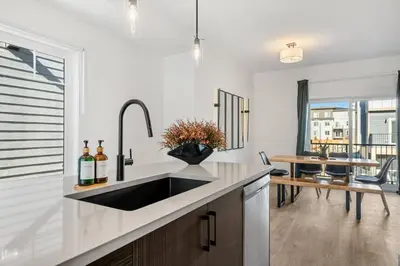 Gallery image of Luxurious Townhome in Aspen with King Bed Large Dining Area and Sleeps 8 in Calgary