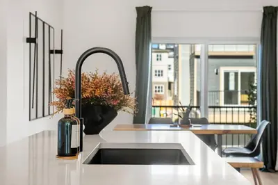 Gallery image of Luxurious Townhome in Aspen with King Bed Large Dining Area and Sleeps 8 in Calgary