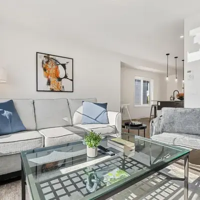 Luxurious Townhome in Aspen with King Bed Large Dining Area and Sleeps 8