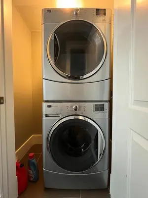 a microwave and a washing machine in a room at Bright & Cozy 1B1B in Vancouver-close to YVR Airport & DT, Free Parking, Private Entrance, in Vancouver
