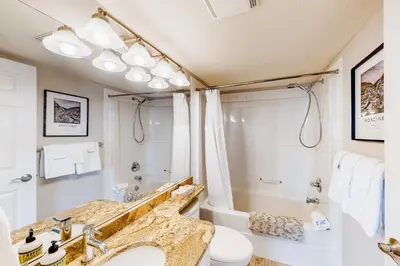 Gallery image of Hilltop Hideaway Condo - Legacy 401 in Big White