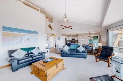 Gallery image of Hilltop Hideaway - Legacy 401 in Big White