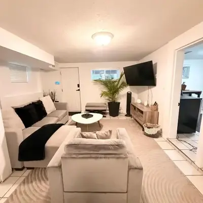 Newly Renovated - Self contained Suite - Sleeps 6