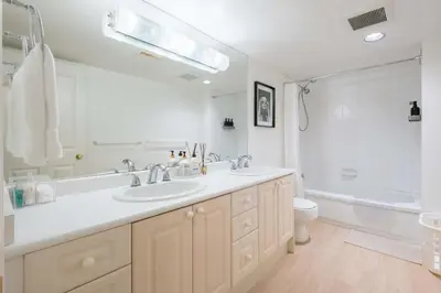 Gallery image of 2BR Trafalgar Retreat near UBC & Pacific Spirit in Vancouver