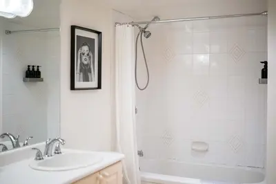 Gallery image of 2BR Trafalgar Retreat near UBC & Pacific Spirit in Vancouver