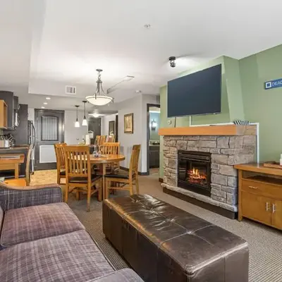 Cozy Oasis 2BR with Hot Tub and Gym 10 Mins to DT