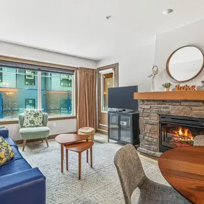 Contemporary 2BR with hot tub and Mountain Views