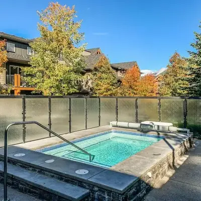 Cozy Condo With Hot Tub Gym and Underground Parking