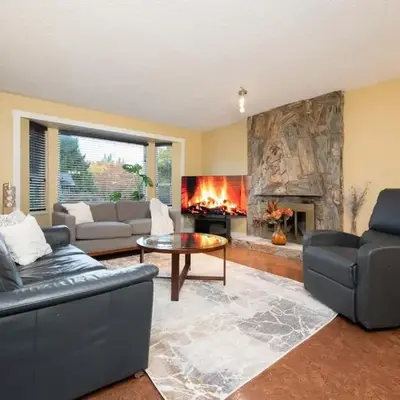 Cozy 3BR Family Home near City Centre & SkyTrain