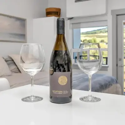 Vita Resort Vernon - Modern Studio on Okanagan Lake