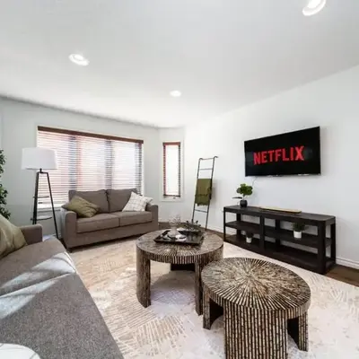 6BDRM Chic Modern Home-Fireplace-BBQ-Sleeps 18!