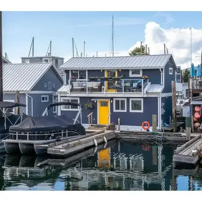 Cozy modern floating home next to Lonsdale Quay