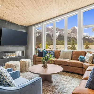 Luxury 4BR with Hot Tub Mtn Views 10Min Walk to DT