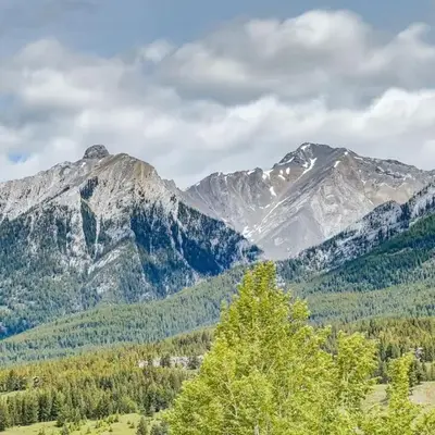 Stunning 3BR Escape with Mountain Views in Canmore