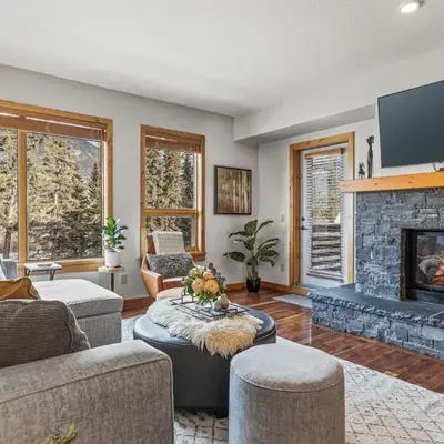 2BR Modern Luxe Condo with Hot Tub and Views