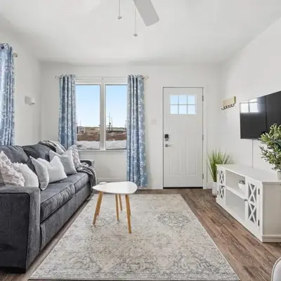 Blue Raptor Family-Friendly 3BR Private Yard