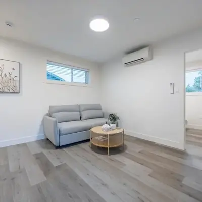 Sunny 1BR Detached Suite - Near City Center