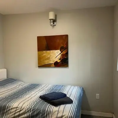 Surrey Home - King George Blvd & Rapid Transit - Airport 25 Min - Free Parking & Wi-Fi