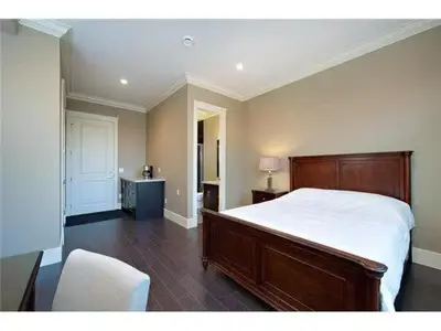 a bedroom with a large bed and a chair at \u6e29\u54e5\u534e\u5217\u6cbb\u6587\u522b\u588542 in Richmond